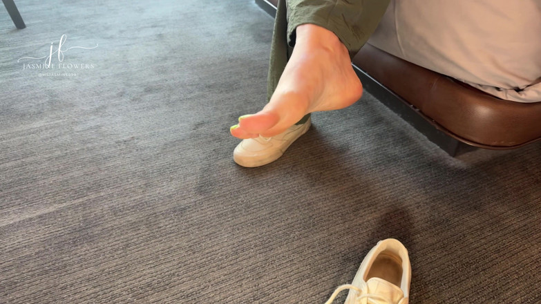 Jasmine Flowers: Sexy milf nožní škádlení: Bright Toes a Big Booty Delight