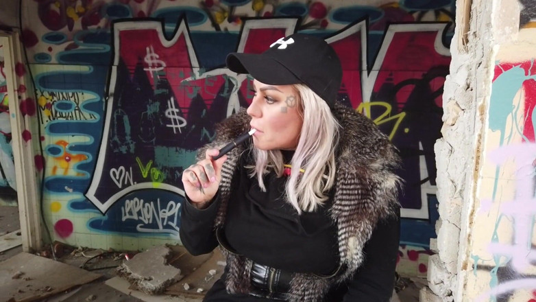 Fetish videos by Alex: O doamnă blondă fumează o țigară electronică