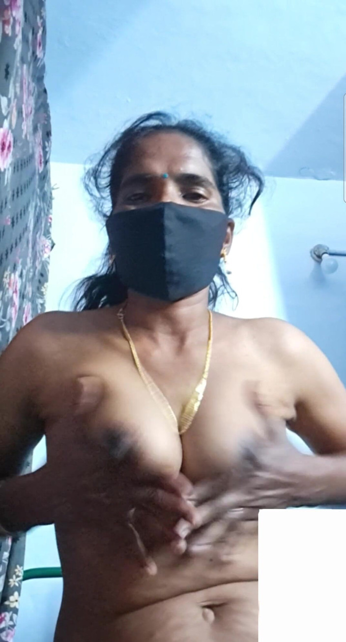 Jayaselvi: Serviciu de apel video cu mătușă tamilă Red Interior