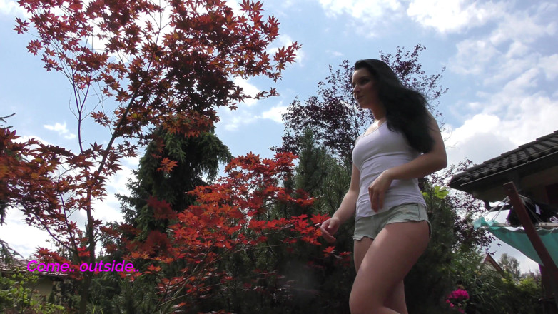 Leon Lambert Girls Twerk Parties CFNM: Une blonde sans culotte profite de son nouveau lit