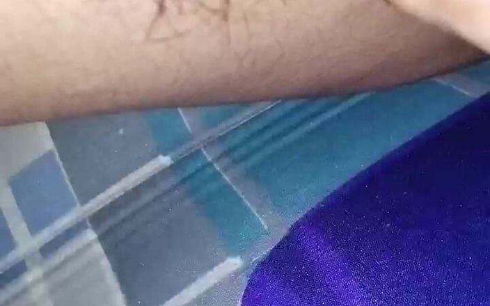 Home cast: Çıplak çocuk yatakta penisini gösteriyor