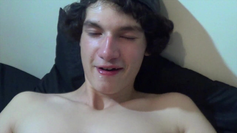 FRENCH HOLES CREAMPIED: Curvă twink umplută de spermă de Fabien în Paris