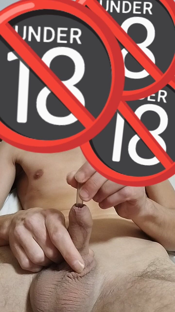 Insertion: Khảm pha lê vào lỗ dương vật