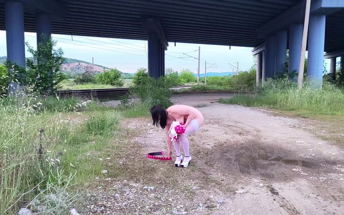 Za Za: Slav Tih är naken under bron
