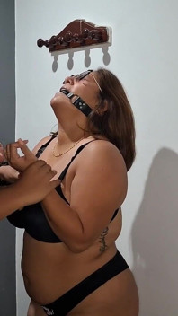 Awek montel bogel Claudia Zambrano disedak tanpa bantuan dan diikat oleh tuan