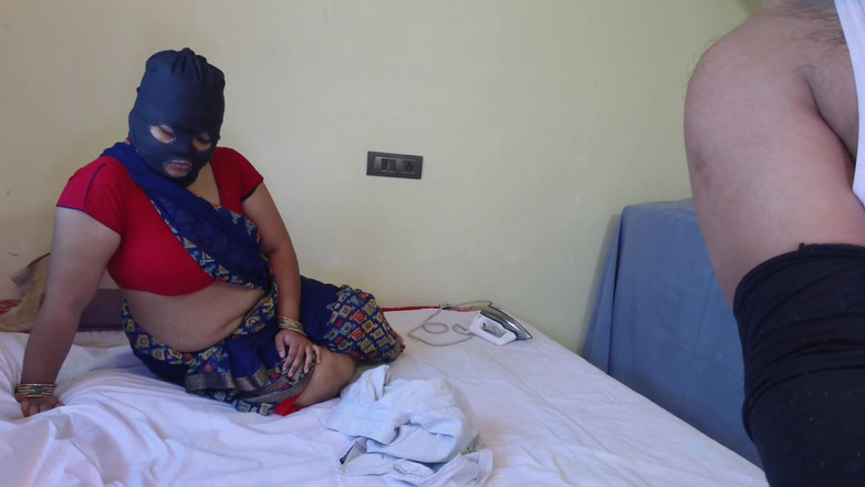 Hotty Mona: 침실에서 새엄마와 섹스하는 배다른 아들