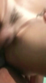 Bbc folla rubia caliente transexual analmente en un encuentro interracial al aire libre