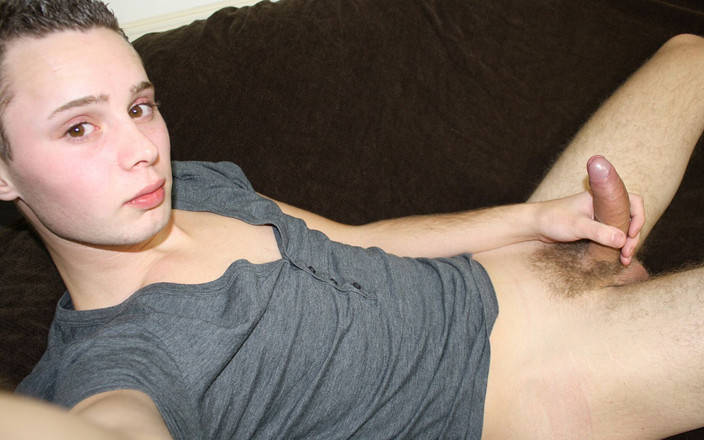 Gay Teen Boyfriends: Il magro ragazzo inglese si masturba il suo cazzo non...