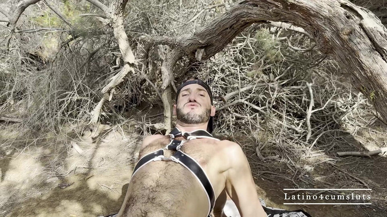 Latino4cumsluts: Il papà in pelle alleva una muscolosa tra le dune