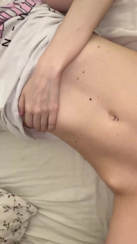 Kleines 18-jähriges mädchen verliert ihre jungfräulichkeit, ihr enges loch nimmt sperma und sie wird schwanger.
