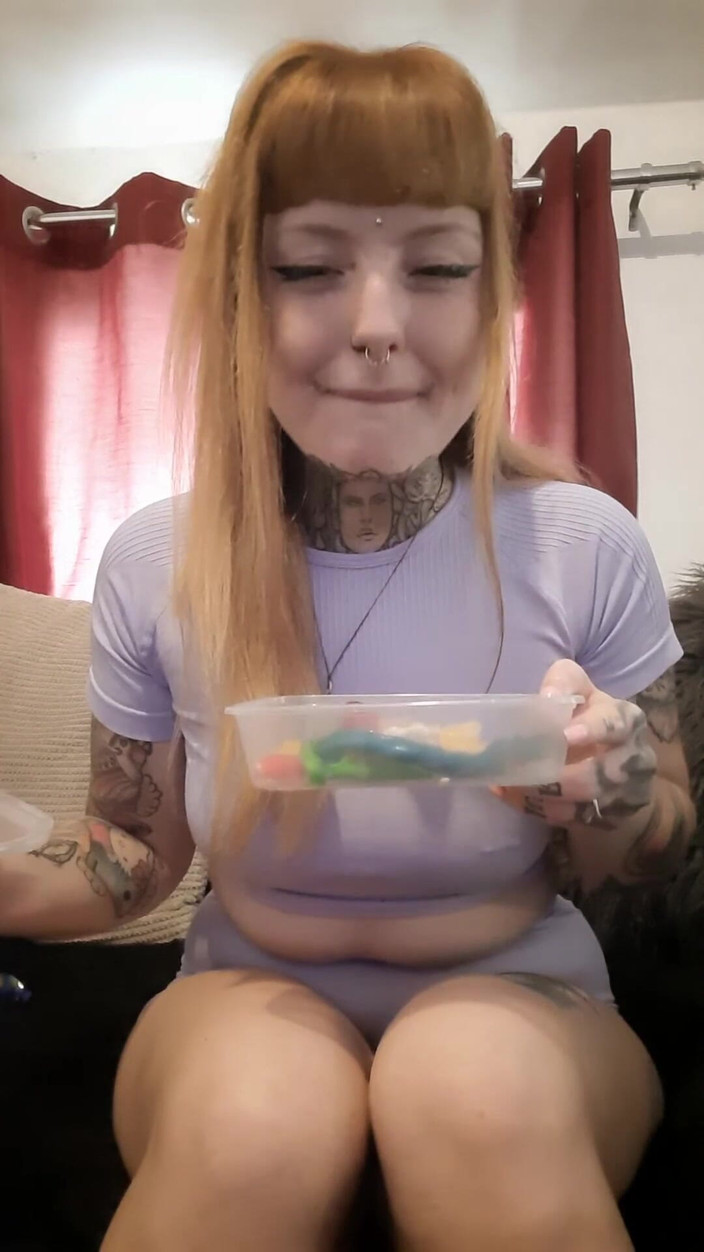 Yourfavecumslut: Deusa mastiga e cospe doces