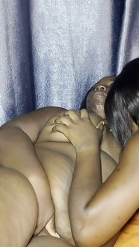 Lésbica anal com cinta-caralho fodendo minha Biatch