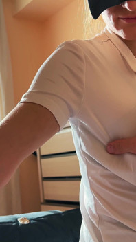 Asistenta Myredfoxgirl în ciorapi strălucitori tratează un pacient cu corpul ei