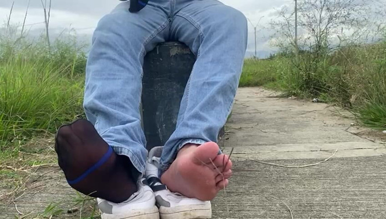 Mr Feet Colombia: Tu Vas Me Masser, Lécher Et Sentir Mes Pieds Jusqu’à...