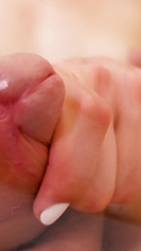 Eng Und Schmutzig - Schwanzreiben Und Großer Cumshot Auf Der Linse