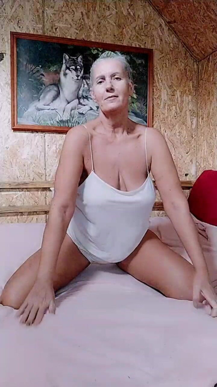 Lukerya: Bà nội trợ nóng bỏng Lukerya trên một chiếc giường...