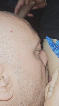 Poté, co mě ošukal, přinutím ho sát mi robertek jako dobrý submisivní