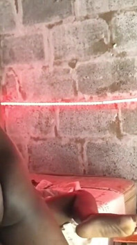 Zenci genç kız midnihgt'in yarağına biniyor