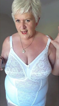 Você gostaria que eu atendesse a porta para você vestido assim?