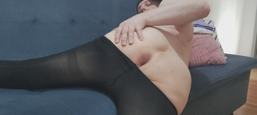 passive white guy: Îmi deschid curul pe canapea pentru ca tu să mănânci