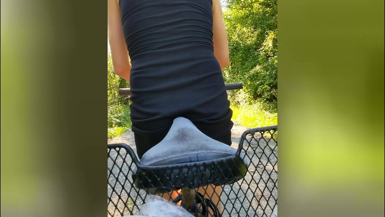 TV_Helena: Sliplees Turul bicicletelor! Transsexuală cu ciclism goală în public!