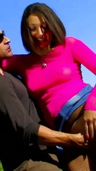 自然のおっぱいを持つNathalie Sainlouisブルネットは、Jorge Freitas肛門性とフェラチオを与えます
