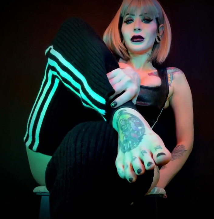 Baal Eldritch: Halloween voetkneveluitdaging, happy end-versie - pov, voetfetisj, gothic, adidas