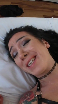 Une star du porno britannique coquine aux seins énormes se fait baiser dans du cuir