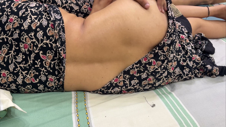 Hornycouple149: Ela estava com raiva, compartilhamos cama de solteiro, áudio hindi completo