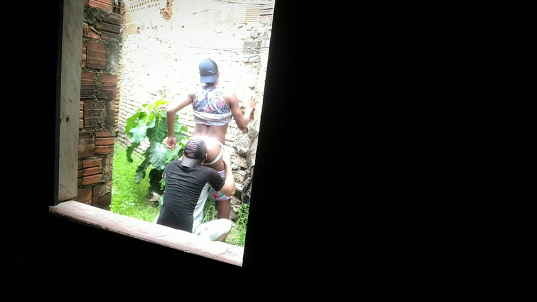 MiguellTrajano: Doručovatel sledoval zákazníka na opuštěný los, aby mu zadek dal...