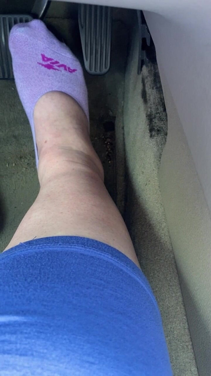 BellaBlast: Pompaggio del pedale in calze viola