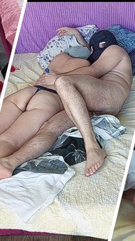 Sensuele Massage Van Een Heet Stel Met Olie Op Het Lichaam. Voorspel in De Slaapkamer Met Een Amateurpaar.