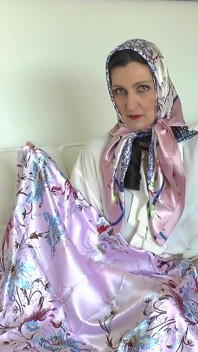 Amante delle sciarpe in raso e sborrando su una sciarpa di raso lucido, lady victoria valente