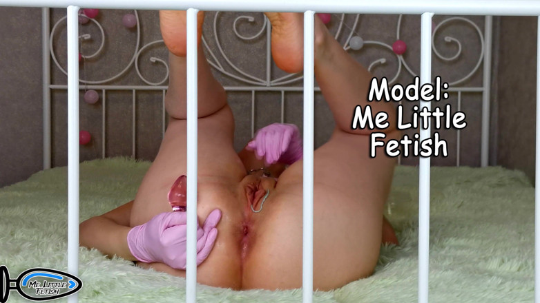 Me_little_fetish: Coño cachondo meando, pequeño culo jugoso necesita entrenamiento antes del...
