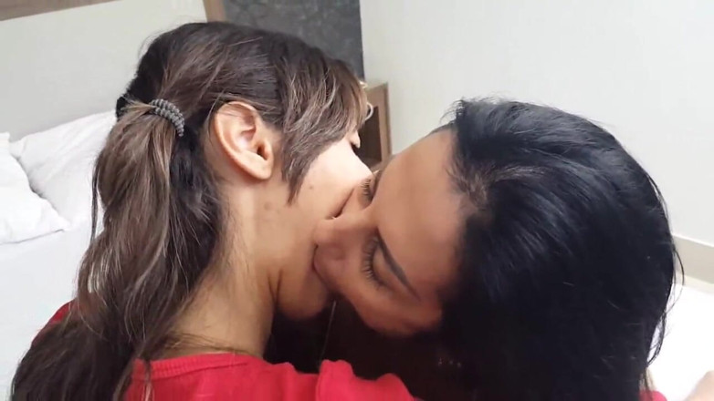 FetishKing: Ateşli lezbiyen seksi orta yaşlı seksi kadın ve genç hatun öpüşüyor
