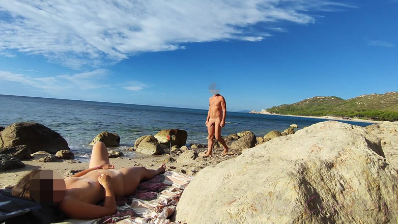 Miss Creamy: 누드 해변에서 내 자지를 만지고 따먹는 마누라를 잡은 낯선 남자