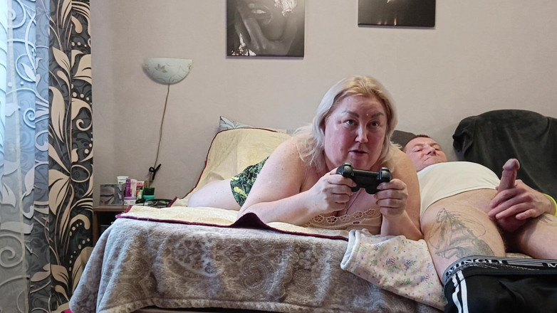 Zona901: Permainan Konsol Berakhir Dengan Blowjob Dari Jiran Dengan Sperma Menelan