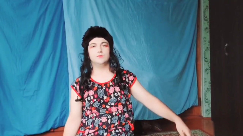 Kitty_Cross: Ateşli hareketleri ile güzel travesti azdırma kamerası