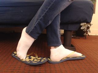 TLC 1992: Meias brancas no tornozelo grandes chinelos usados
