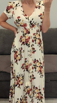 Vestido floral longo e salto alto bronzeado experimentam