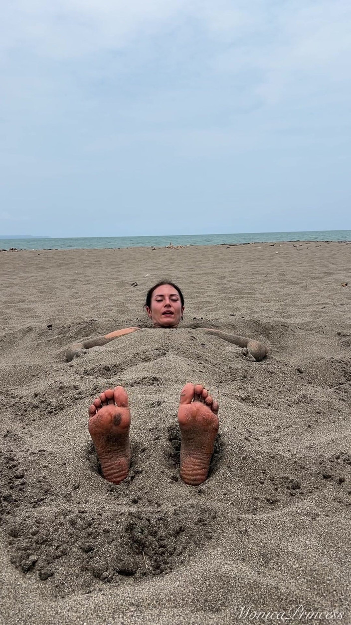 Princess Monica: Imbarazzati nella sabbia e yoga in spiaggia - doppio spettacolo