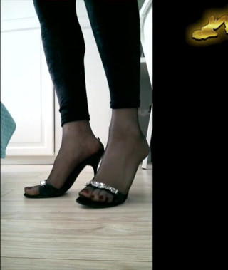 Trans and Cross-Dressers Feet: Sexy tranny feet in pantyhose