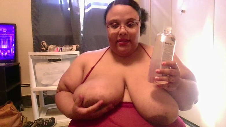 Jessica pigslut: Una troia grassa adora oliarsi le tette!