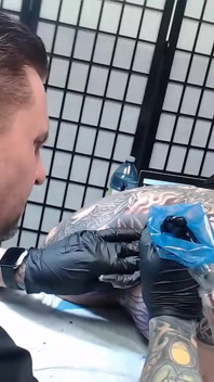Tatuarse el culo por 4.5 horas