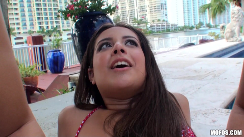 She's a Freak: Shes a Ciudat - obraznica Jynx Maze se fute cu pumnul în...