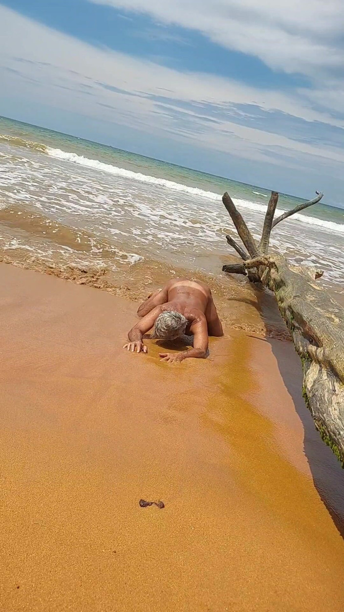 Ladysilvas: Sissy Ladysilva na plaży opalona nago pokazując jej seksowny znak...