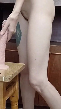 Magrinha com bunda pequena e peitos goza no topo