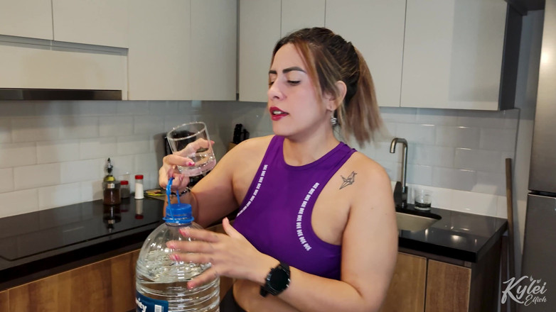 Kylei Ellish: Peitudas latinas desfrutam de um trio lésbico selvagem e hardcore...