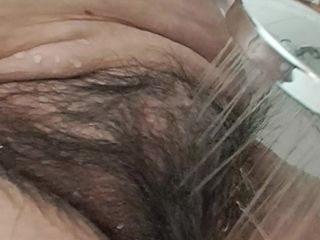 Mommy big hairy pussy: Olgun sikişmek için amını yıkıyor
