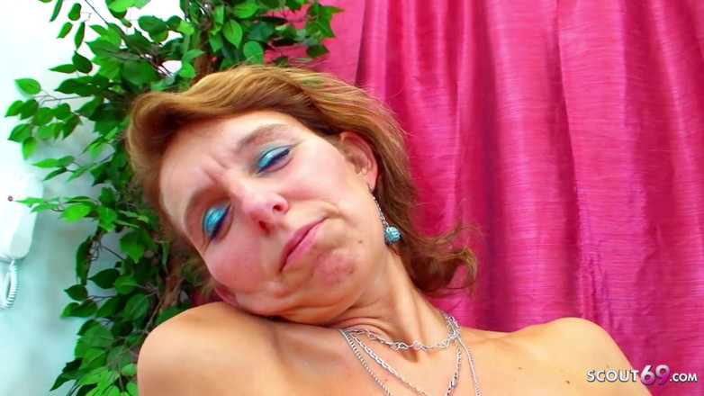 Full porn collection: Ošklivá hubená zralá žena s extrémně chlupatou kundičkou je ošukaná sousedy